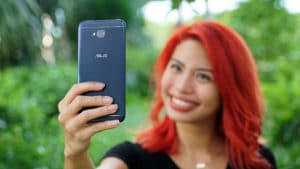 Girl taking selfies with the ASUS ZenFone 4 Selfie