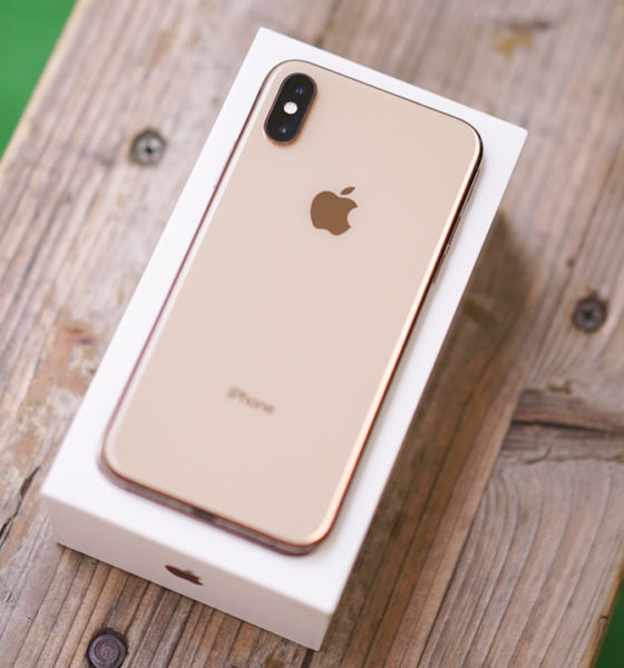 Apple iPhone XS unboxing: Beautiful gold color! - GadgetMatch