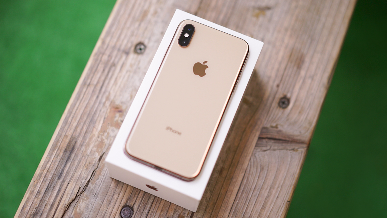 Apple iPhone XS unboxing: Beautiful gold color! - GadgetMatch